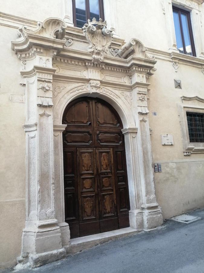B&B Bone Novelle Dimora Storica Palazzo Zuzi LʼAquila Exterior foto